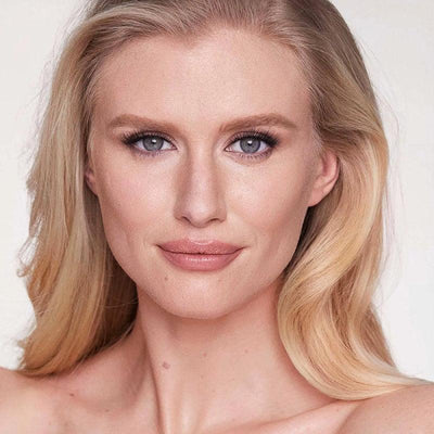 Charlotte Tilbury แอร์บรัช Flawless Finish Micro Powder (#02 Medium) 8กรัม