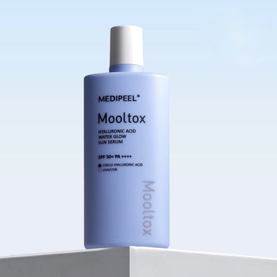 MEDIPEEL ไฮยาลูโรนิค แอซิด มูลทอกซ์ วอเตอร์ โกลว์ ซัน เซรั่ม SPF 50+ PA++++ 52มล.