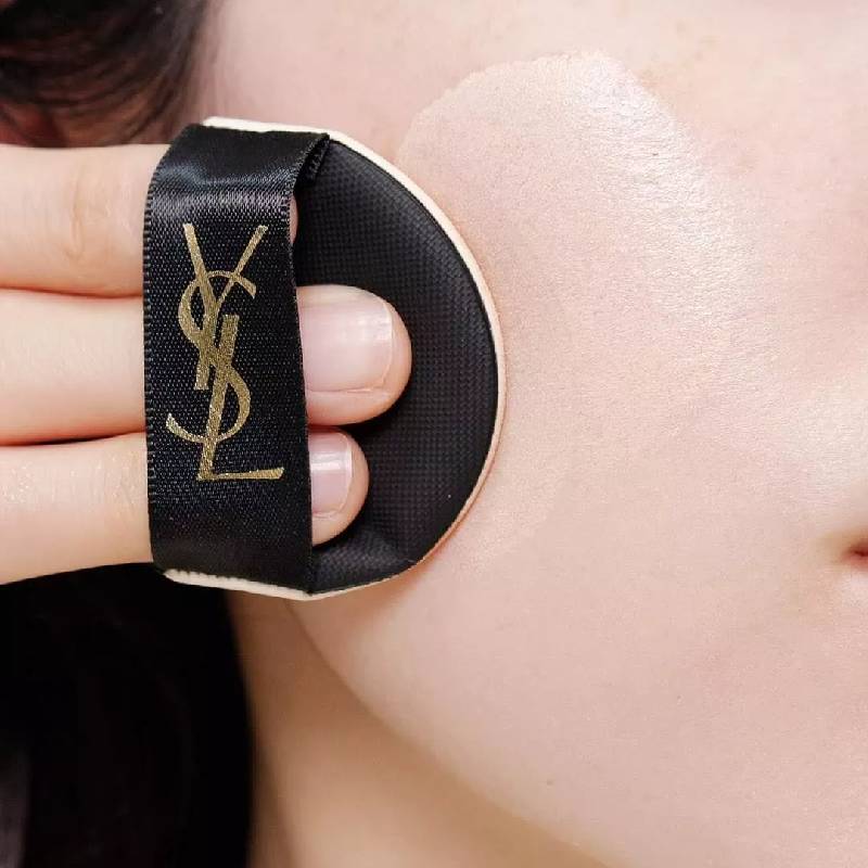 YSL कुशन एनक्रे डी प्यू (2025 लिमिटेड संस्करण) 14 ग्राम